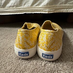 Yellow and white daisy Keds